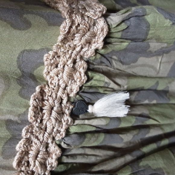 Z & L Camo Tassels Back Crochet Trim S Tunic Top - Picture 4 of 10